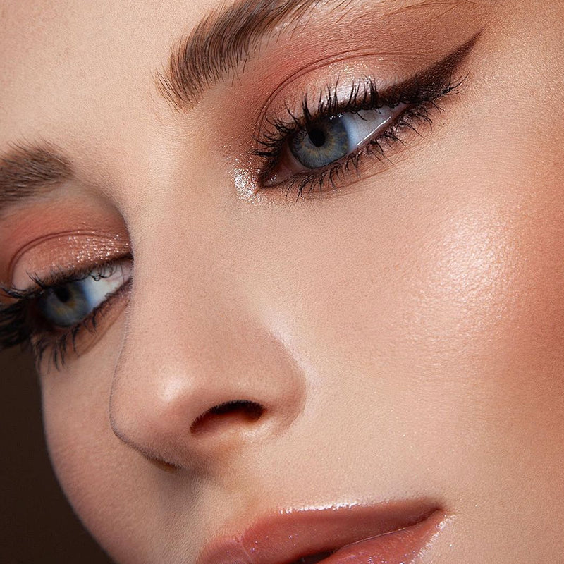 2-In-1 Eyeshadow Liner with Blending Brush