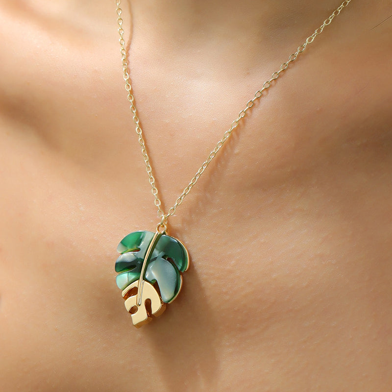 Leaf Pendant Necklace – Lightweight & Resort-Ready Style