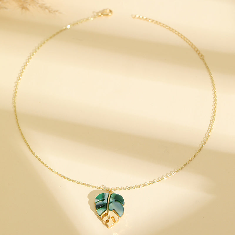 Leaf Pendant Necklace – Lightweight & Resort-Ready Style