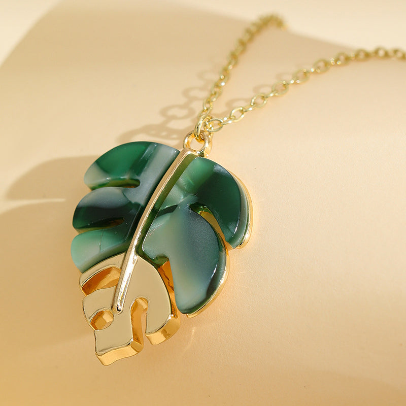Leaf Pendant Necklace – Lightweight & Resort-Ready Style