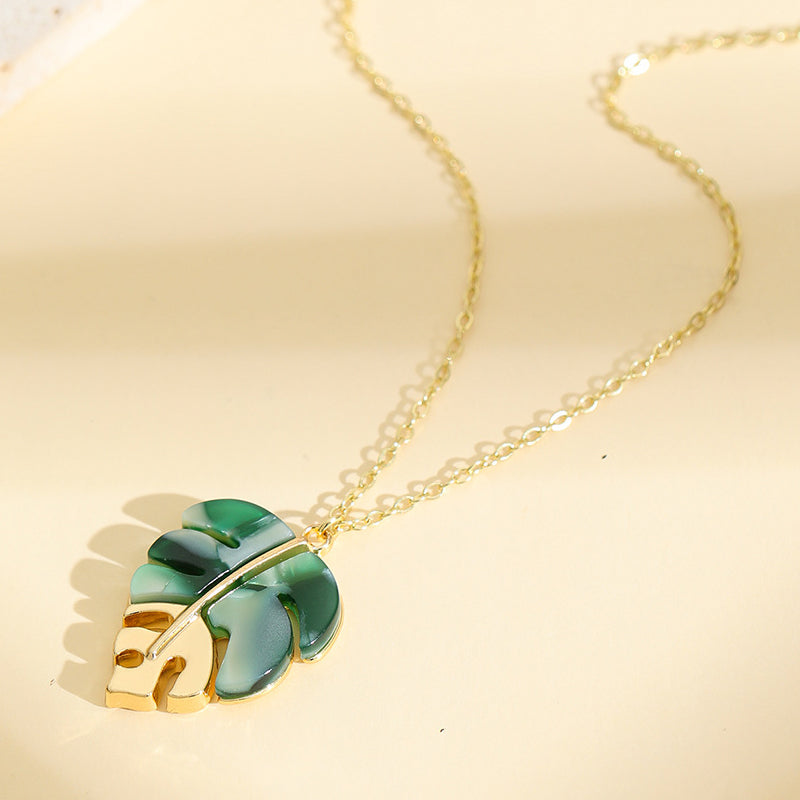 Leaf Pendant Necklace – Lightweight & Resort-Ready Style